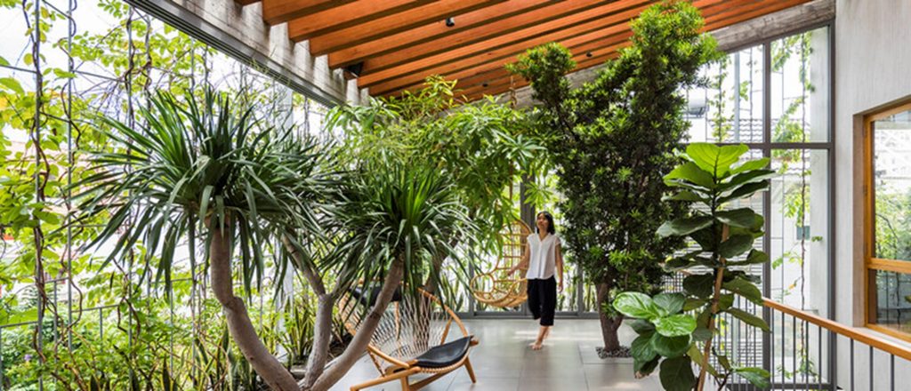 El diseño biofílico integra elementos naturales y patrones inspirados en la naturaleza en los espacios interiores. Esto no se limita solo a plantas, sino que también incluye el uso de materiales naturales, colores, luz natural, formas orgánicas, agua y vistas al exterior.